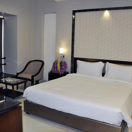 Hotel Dolphin サンバルプル エクステリア 写真