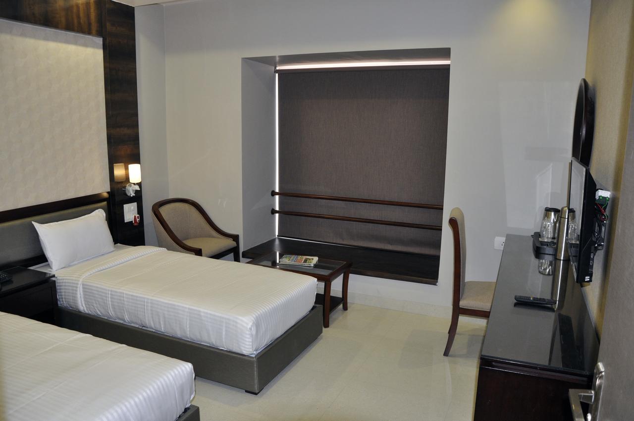 Hotel Dolphin サンバルプル エクステリア 写真